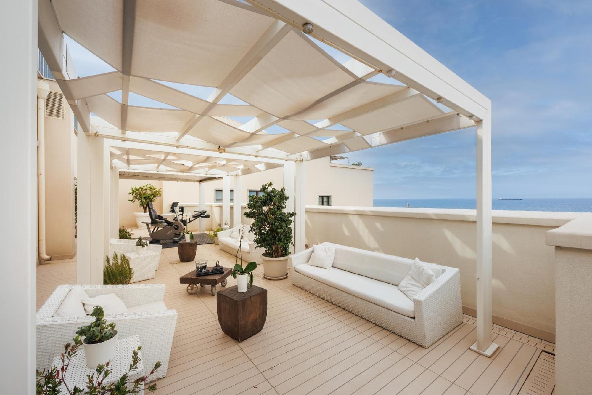 巴里iH国家大酒店 外观 照片 A rooftop terrace